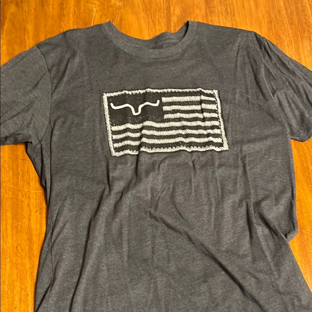 Ariat Gray Short Sleeve Tee with Abstract Flag Design